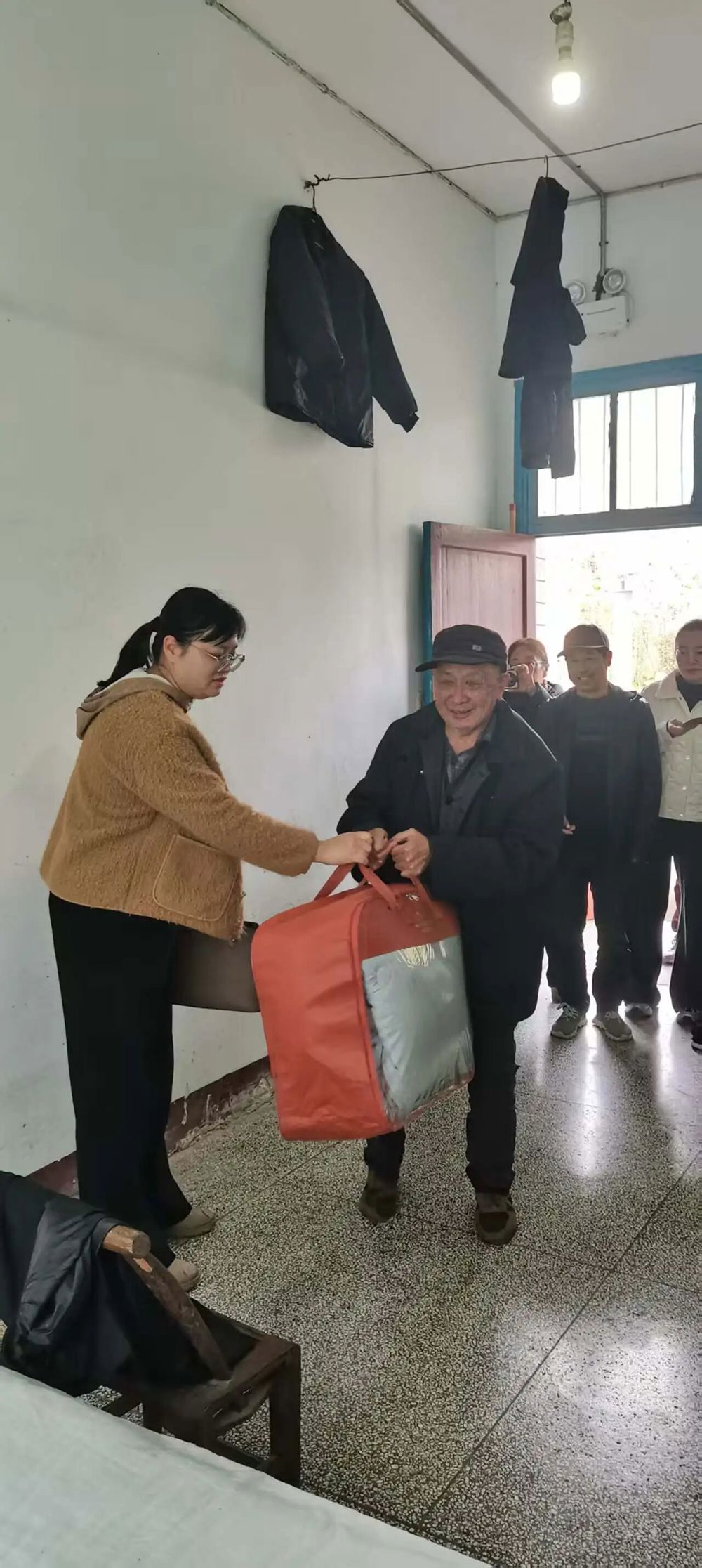 爱心慰问敬老院 传递温暖感人心