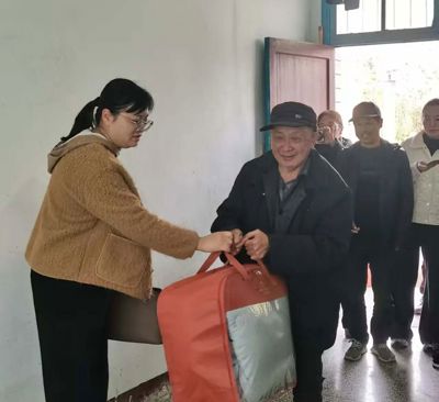 爱心慰问敬老院 传递温暖感人心